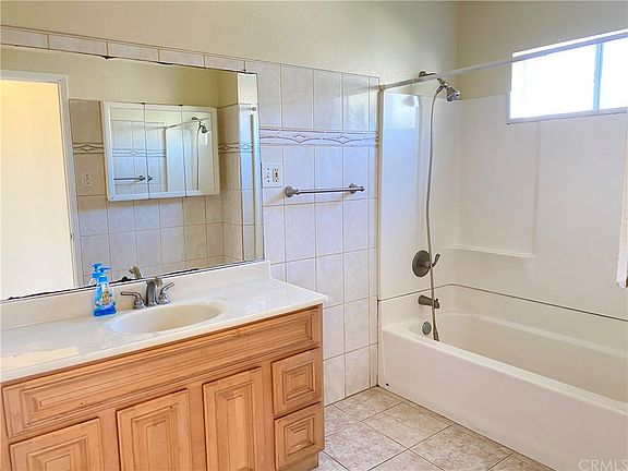 5th image of 512 W Queen St