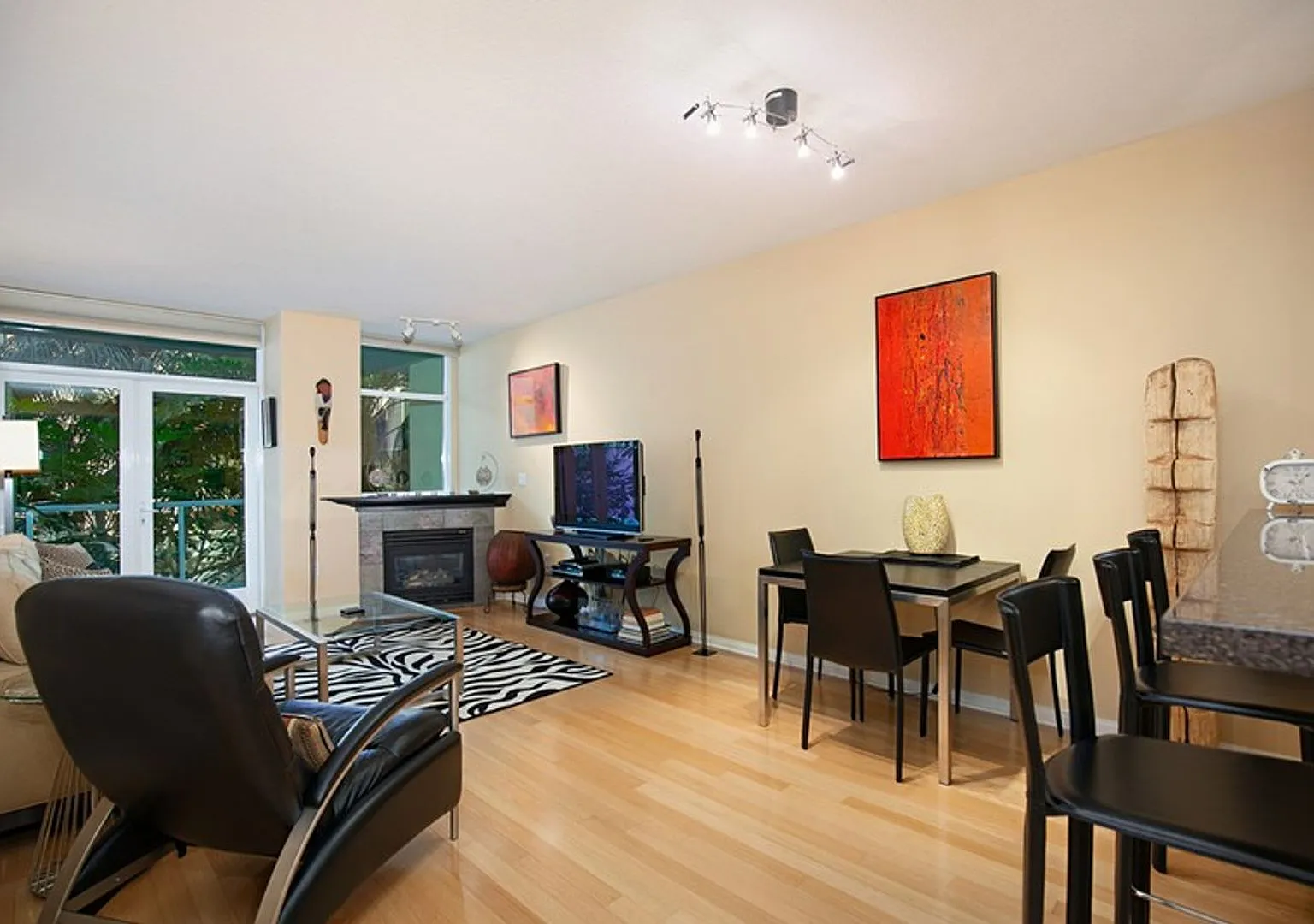 Fully Furnished 1 bedroom, 1 bath located in The Discovery Building! — Photo 3