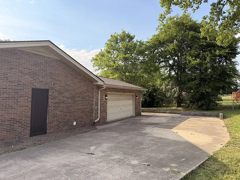 110 Cheryl Ct — Photo 29