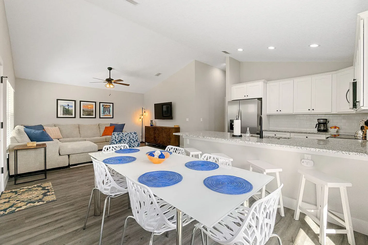 3 bed, 2.0 bath, 1097 sqft, $3,056 — Photo 3