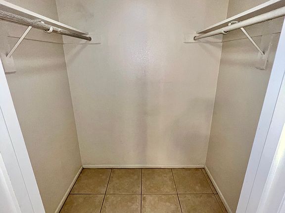 4th image of 952 W Enid Cir