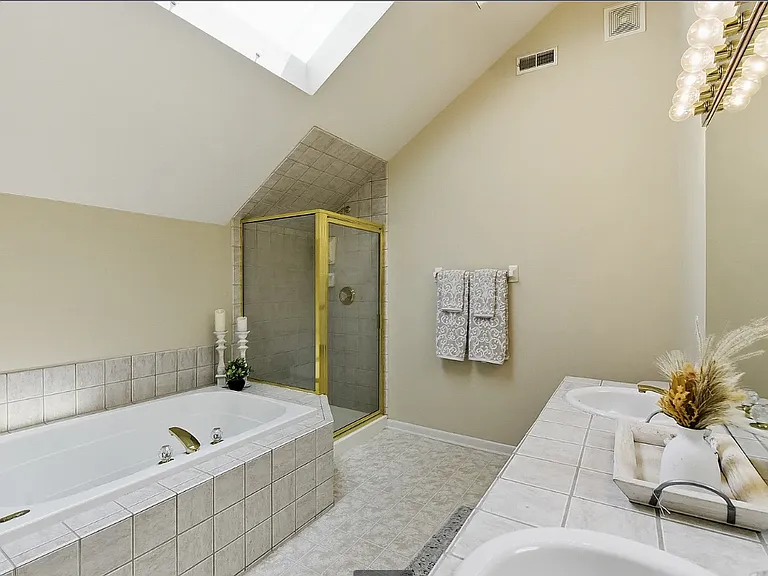 18602 Leavenworth St — Photo 32