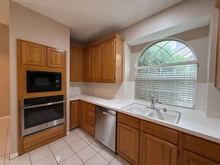 2321 Flanders Ln — Photo 7
