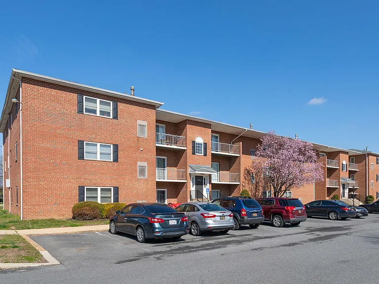 550 S Dupont Pkwy — Photo 46
