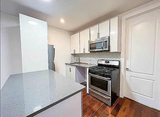 4th image of 733 Lexington Ave #9