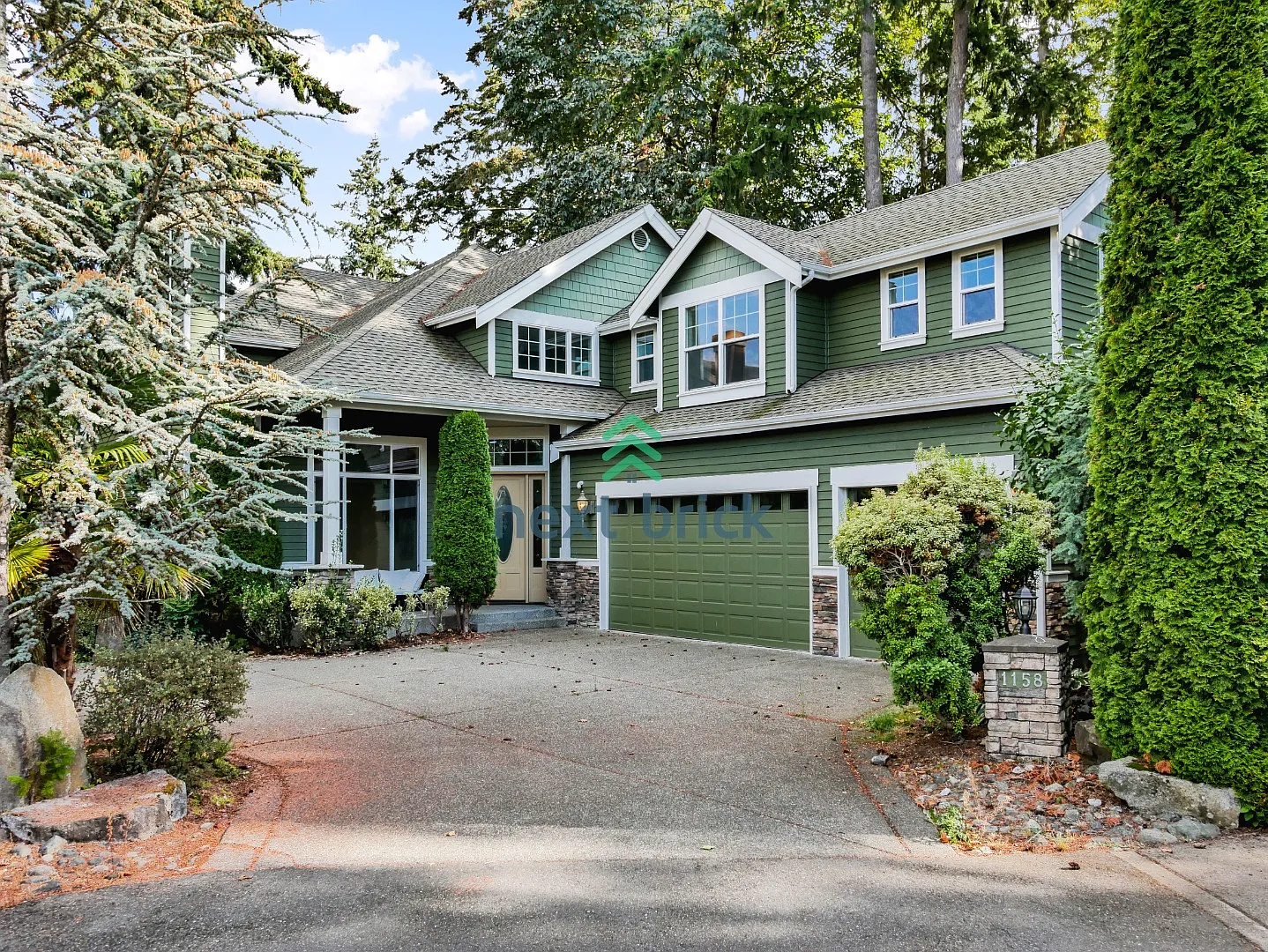 4 bedroom, 2.5 Bathroom, 3 car garage Craftsman style home in Bellevue, WA — Photo 1