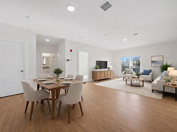 4th image of 10 Franklin Ave APT 400