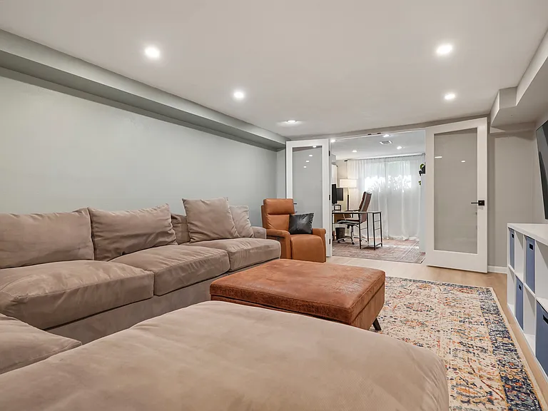 2875 Hudson St — Photo 18