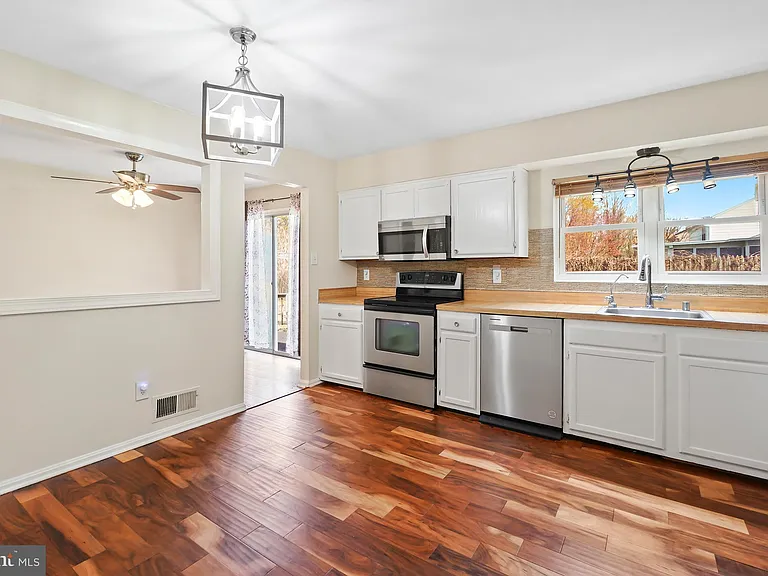 15957 Alameda Dr — Photo 11