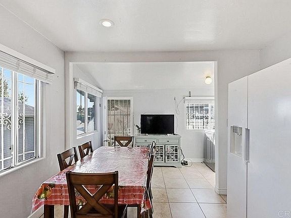 5th image of 338 Hoitt St