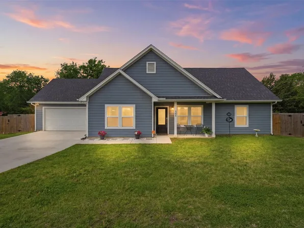 304 W Greenwood Ave, Bowie, TX 76230