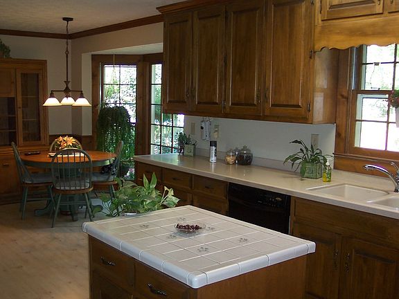 eat-in kitchen 