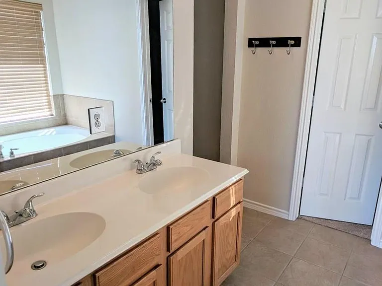2200 Fieldcrest Dr — Photo 7