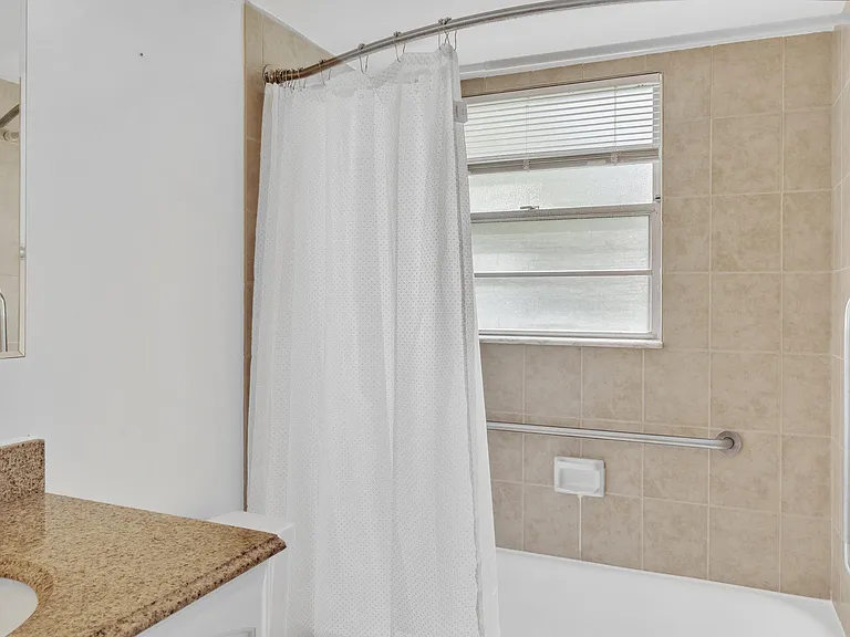 169 Suffolk E — Photo 28