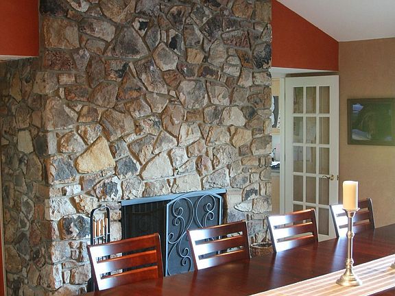 3rd image of 221 White Pine Dr