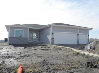 9726 Marnewood Dr, Johnston, IA 50131