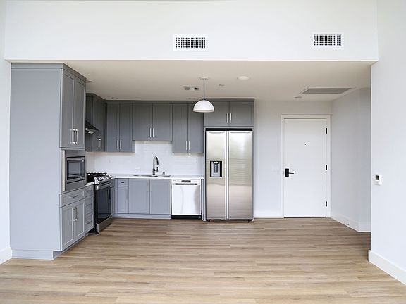 3rd image of 101 S Chapel Ave #11265826