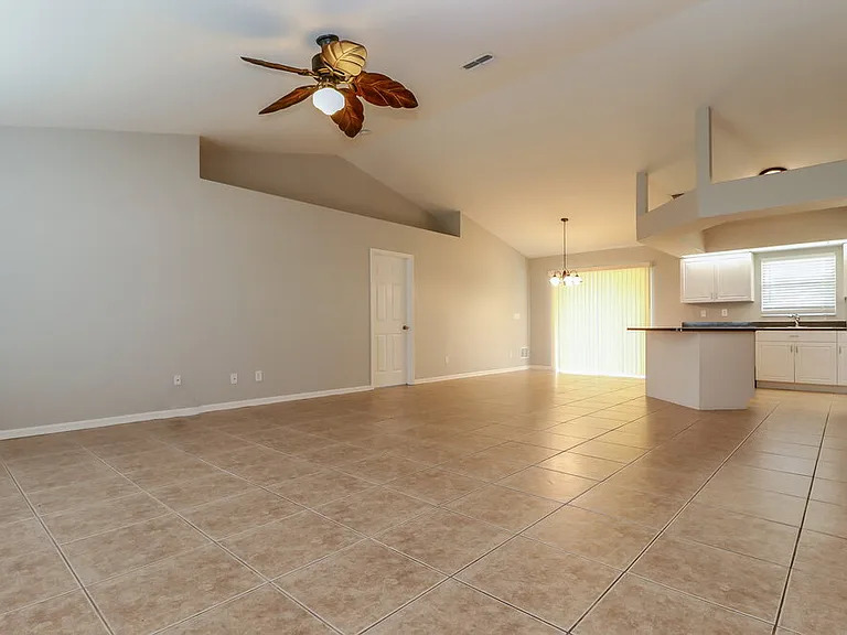 800 SW 8th Pl — Photo 3