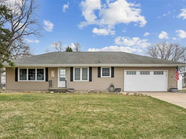 325 Division St SW, Swisher, IA 52338