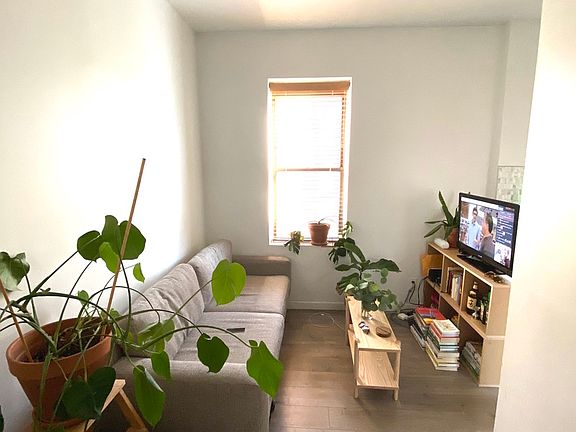 5th image of 601 E 11th St APT 3C