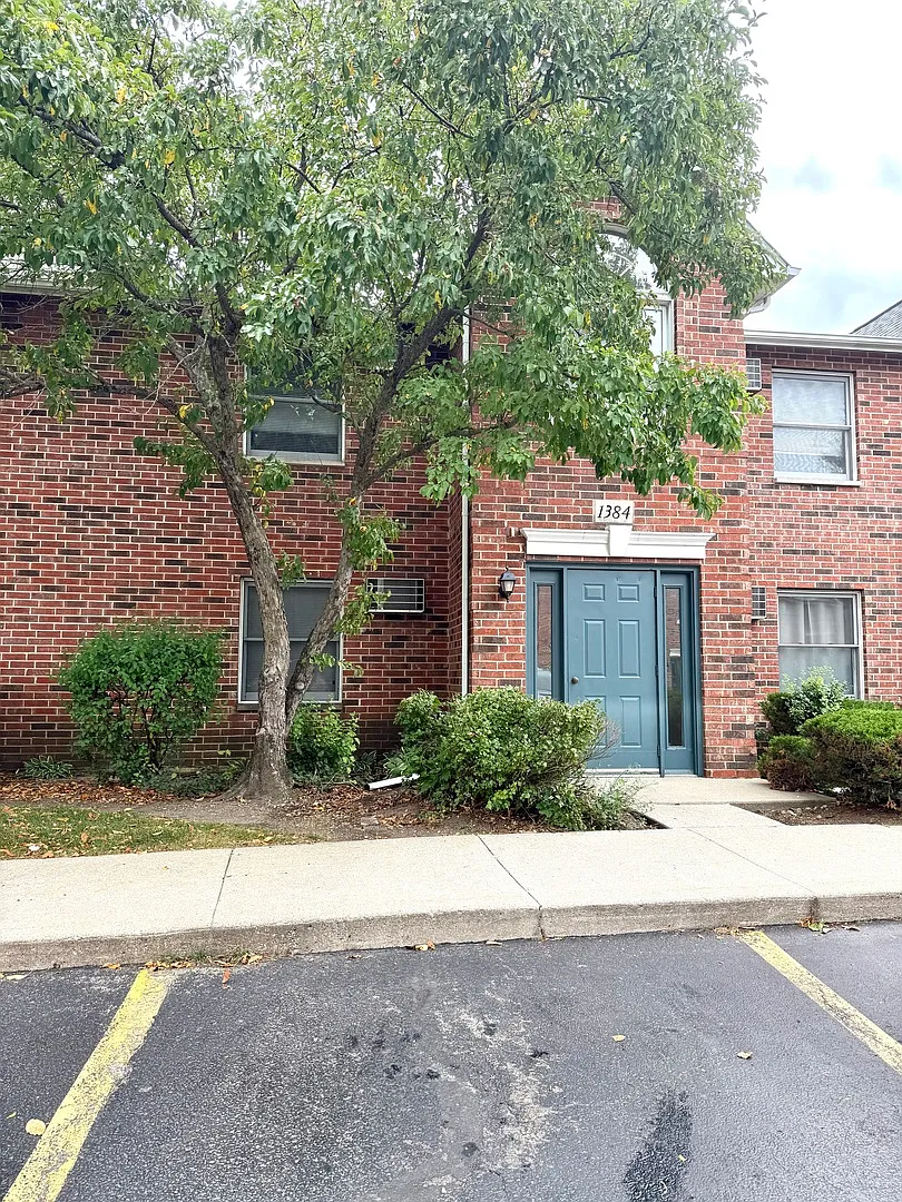 2 bed, 900 sqft, $1,900 — Photo 1
