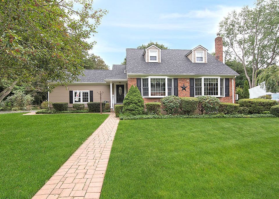 1st image of 12 Oxford Ln