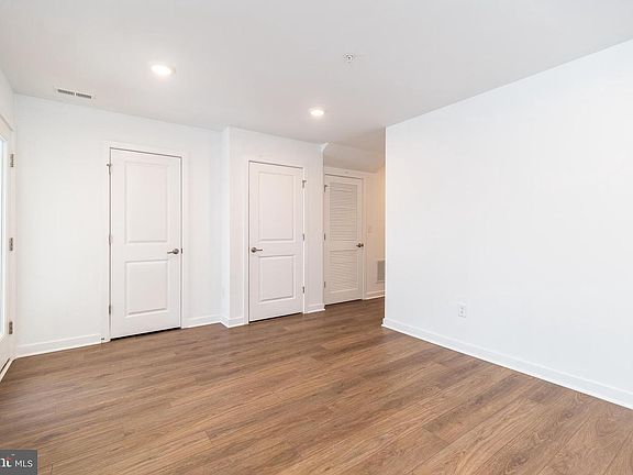 5th image of 910 Magnolia Ln