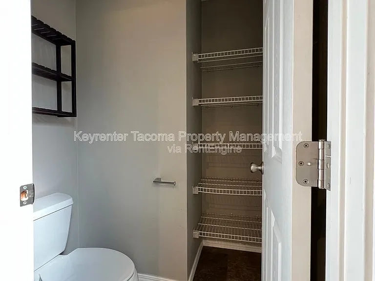 628 N Steele St — Photo 12
