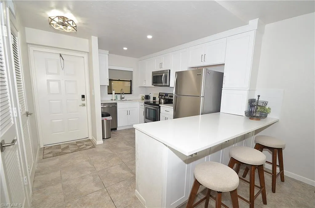 2 bed, 2.0 bath, 1075 sqft, $8,000 — Photo 4