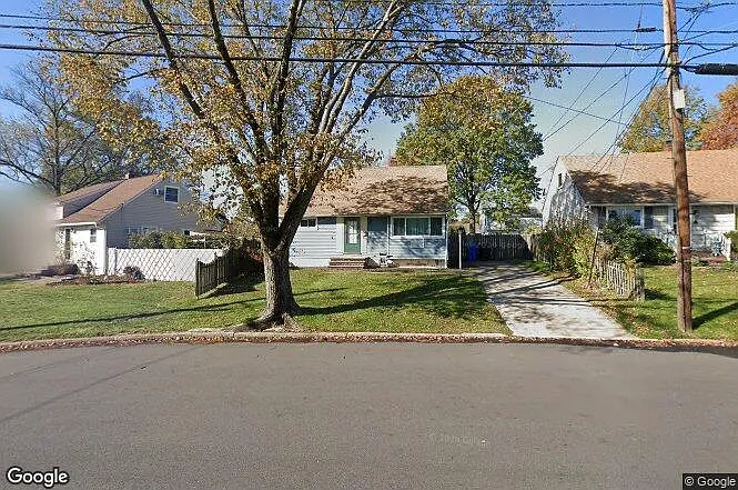 77 Plymouth Dr — Photo 3
