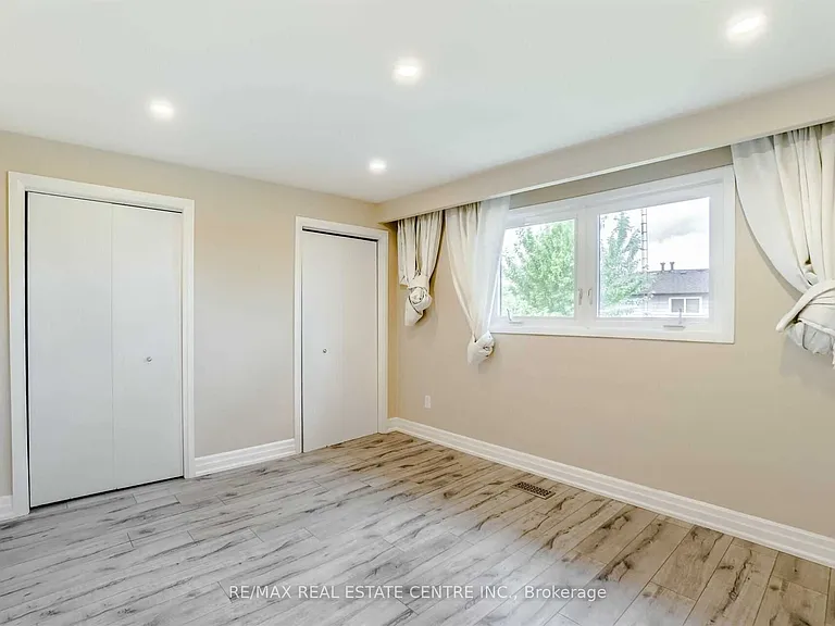 3385 Ellengale Dr #UPPER — Photo 16