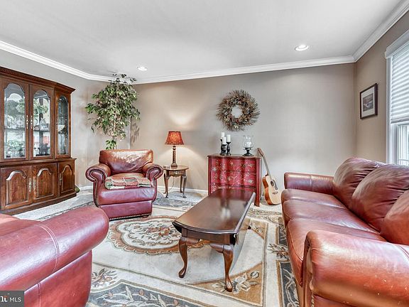 5th image of 19 Ridgeway Cir
