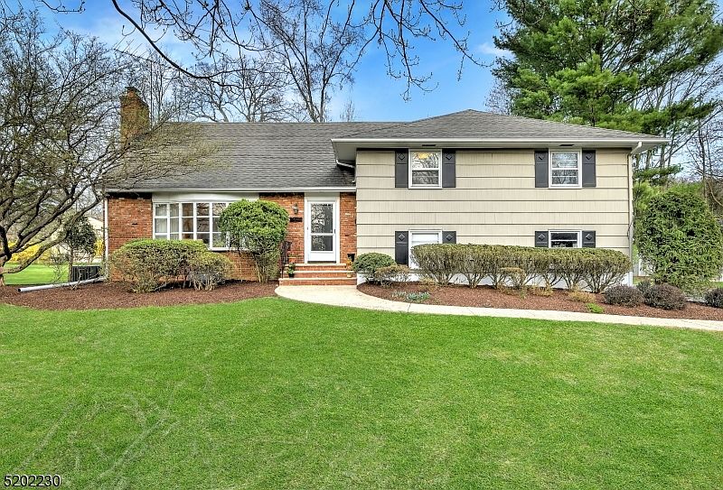 1st image of 3 Birchwood Dr