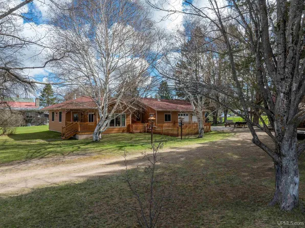 N1060 Trenary Ave, Trenary, MI 49891