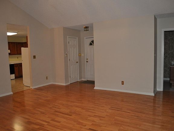 4th image of 305 Hidden Creek Cir