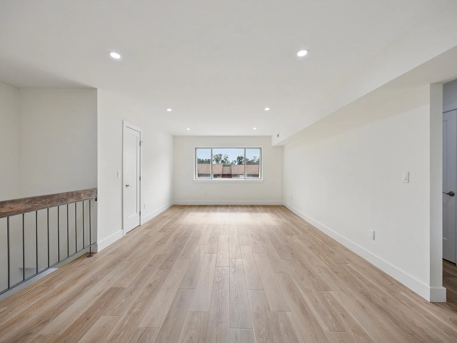 510 Bradley Ct — Photo 3