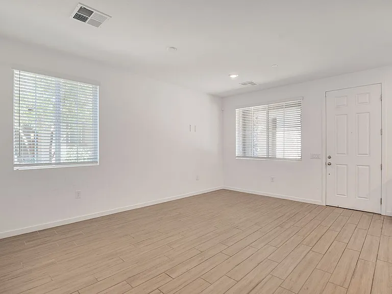 5730 Sky Pointe Dr #190 — Photo 7