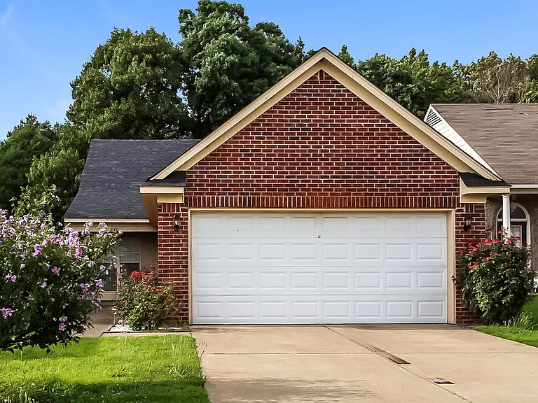 640 Amber Ln — Photo 1