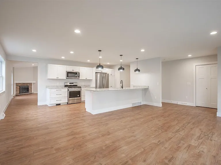 364 E Mac Arthur St — Photo 3