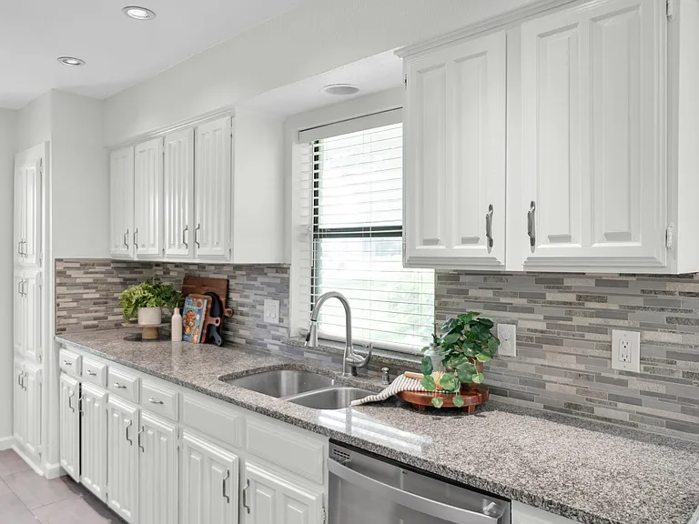 2600 Summertree Dr — Photo 12
