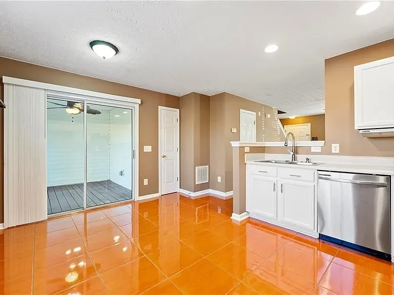 Spacious gourmet kitchen