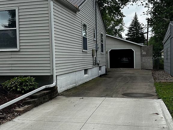 3rd image of 905 S 12th St