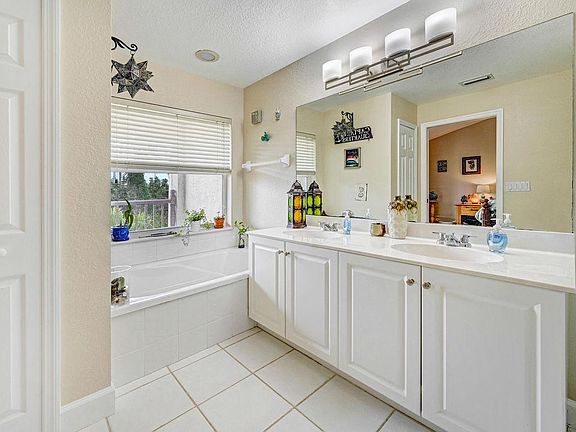 4th image of 7953 Evelyn Ct