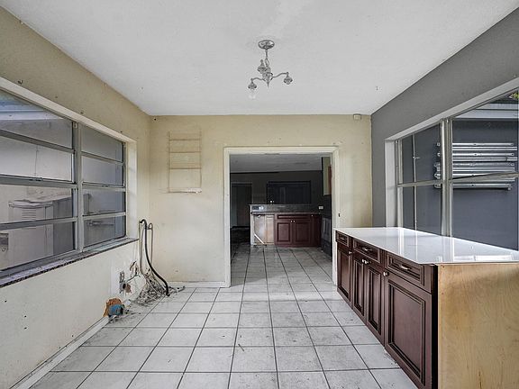 5th image of 724 NW 17th Street