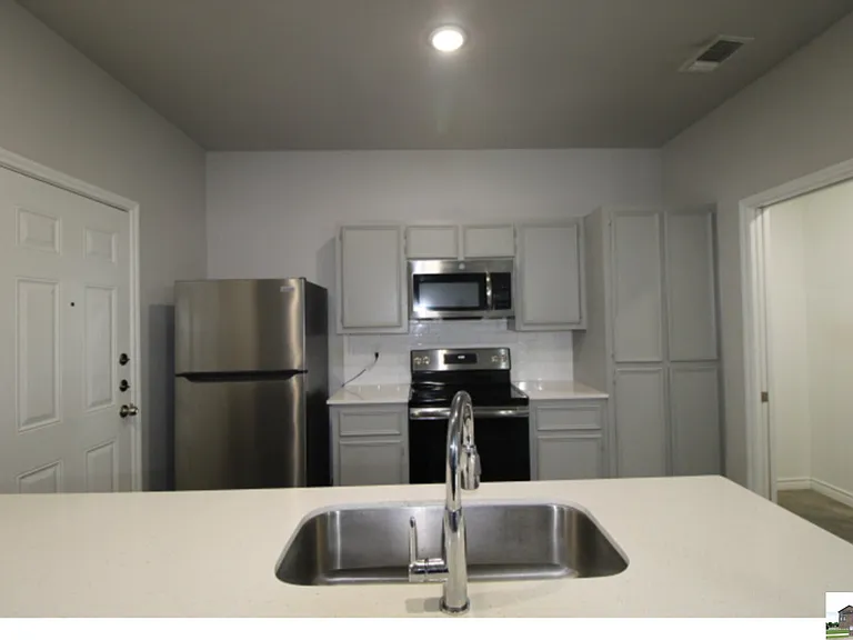 300 Lowes Blvd #B — Photo 10