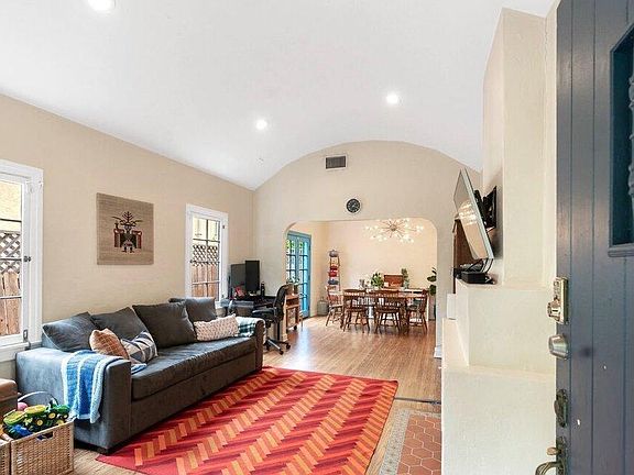 3rd image of 1422 Carmona Ave