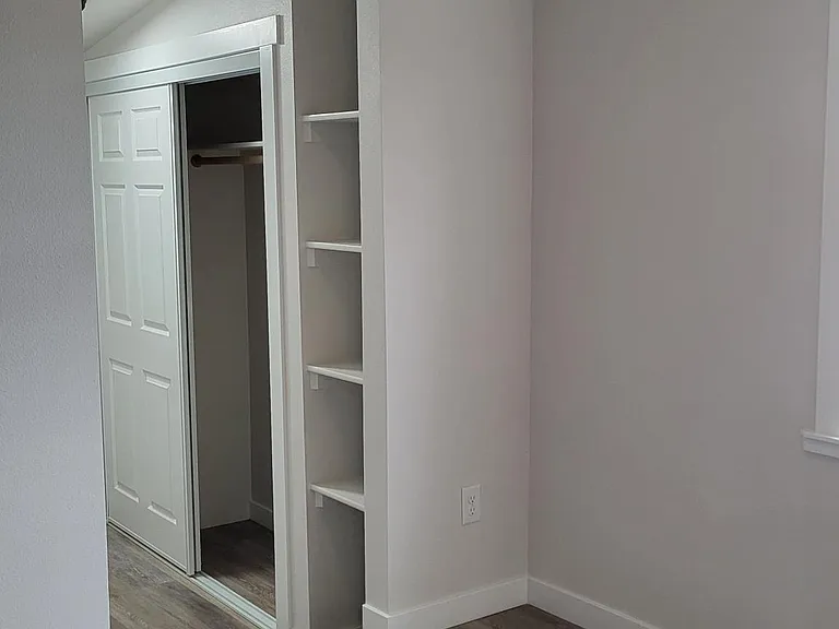 Second bedroom.