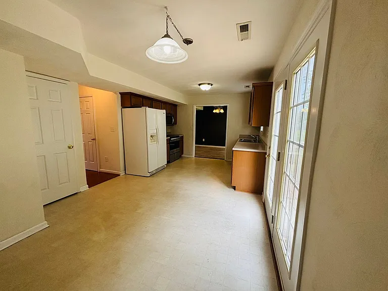 255 Windsor Dr — Photo 8