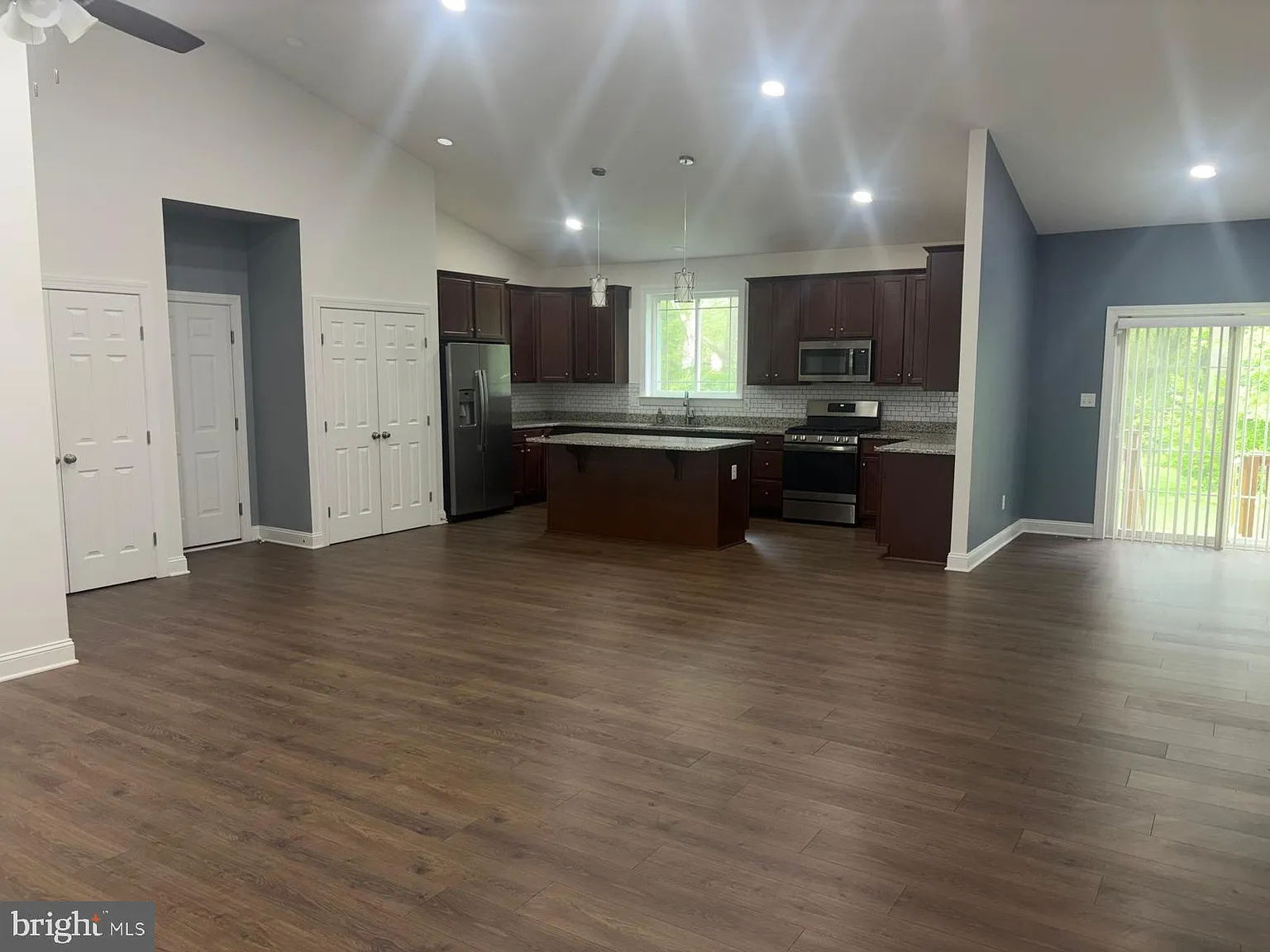 3 bed, 2.5 bath, 2150 sqft, $3,200 — Photo 4