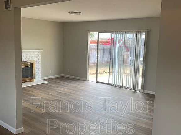 3rd image of 909 Daisy St